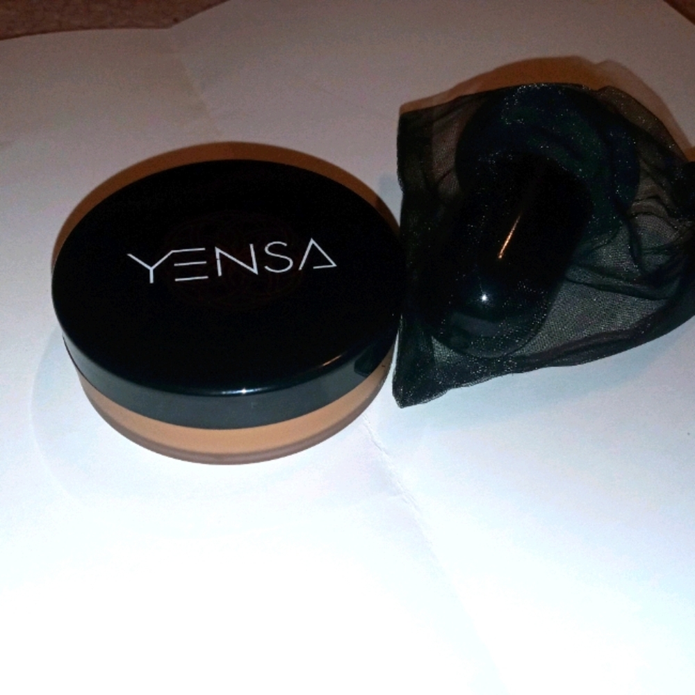 Silk bronzing base with beauty sponge